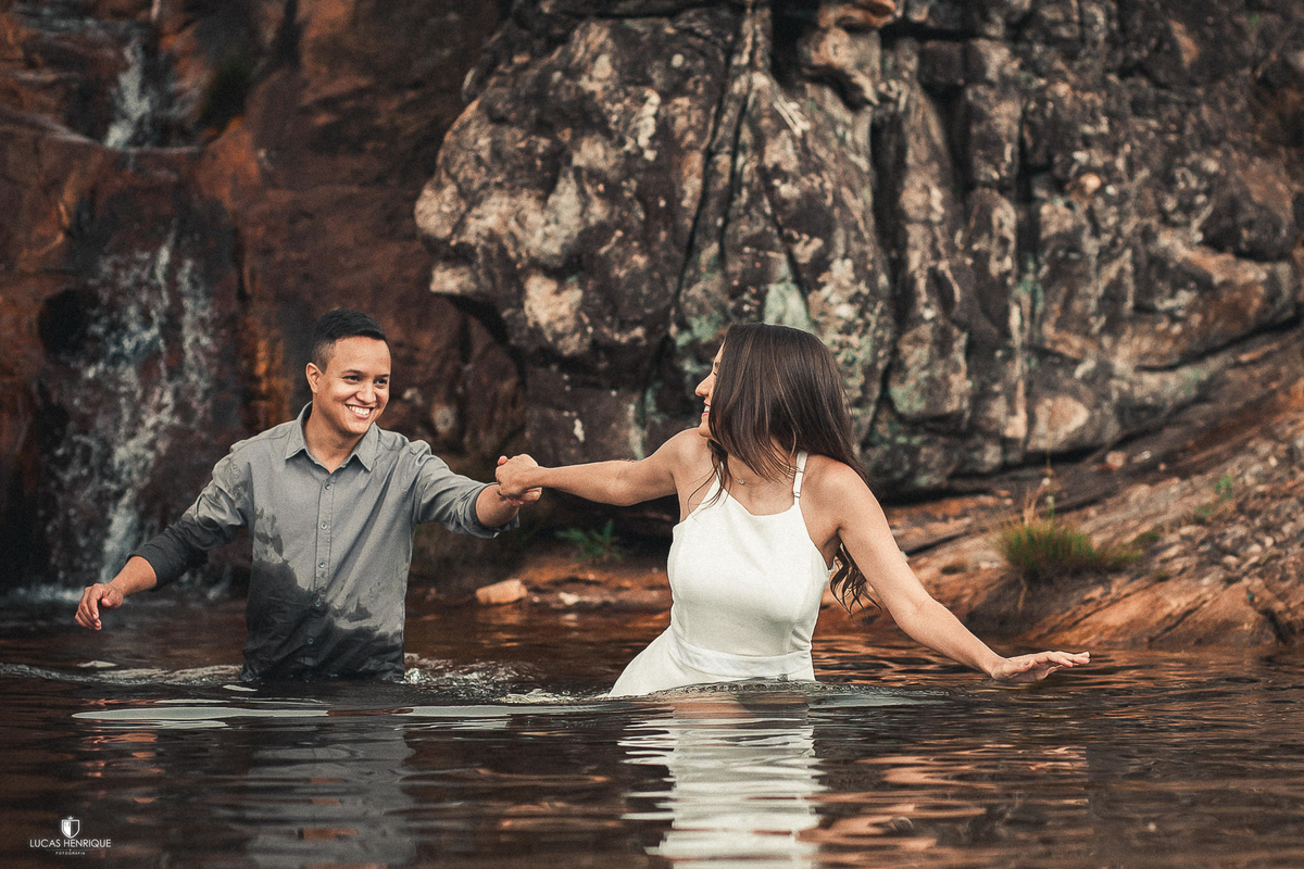 ensaio pré casamento na cachoeira dos cristais em diamantina  - MG, casal brincando na agua