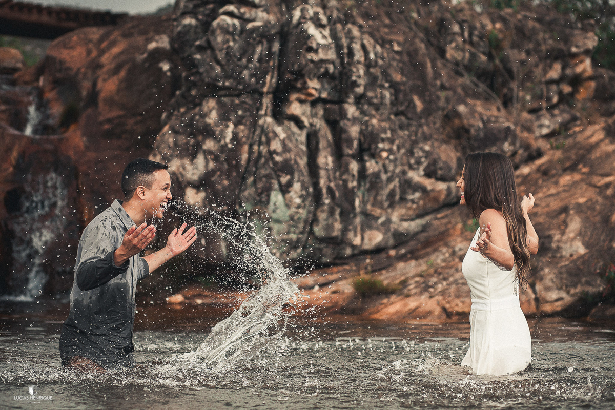 ensaio pré casamento na cachoeira dos cristais em diamantina  - MG, casal brincando na agua