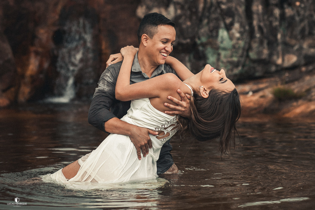 ensaio pré casamento na cachoeira dos cristais em diamantina  - MG, casal brincando na agua