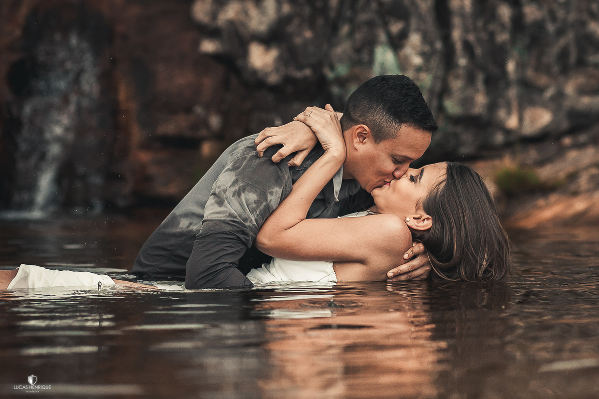 ensaio pré casamento na cachoeira dos cristais em diamantina  - MG, casal brincando na agua