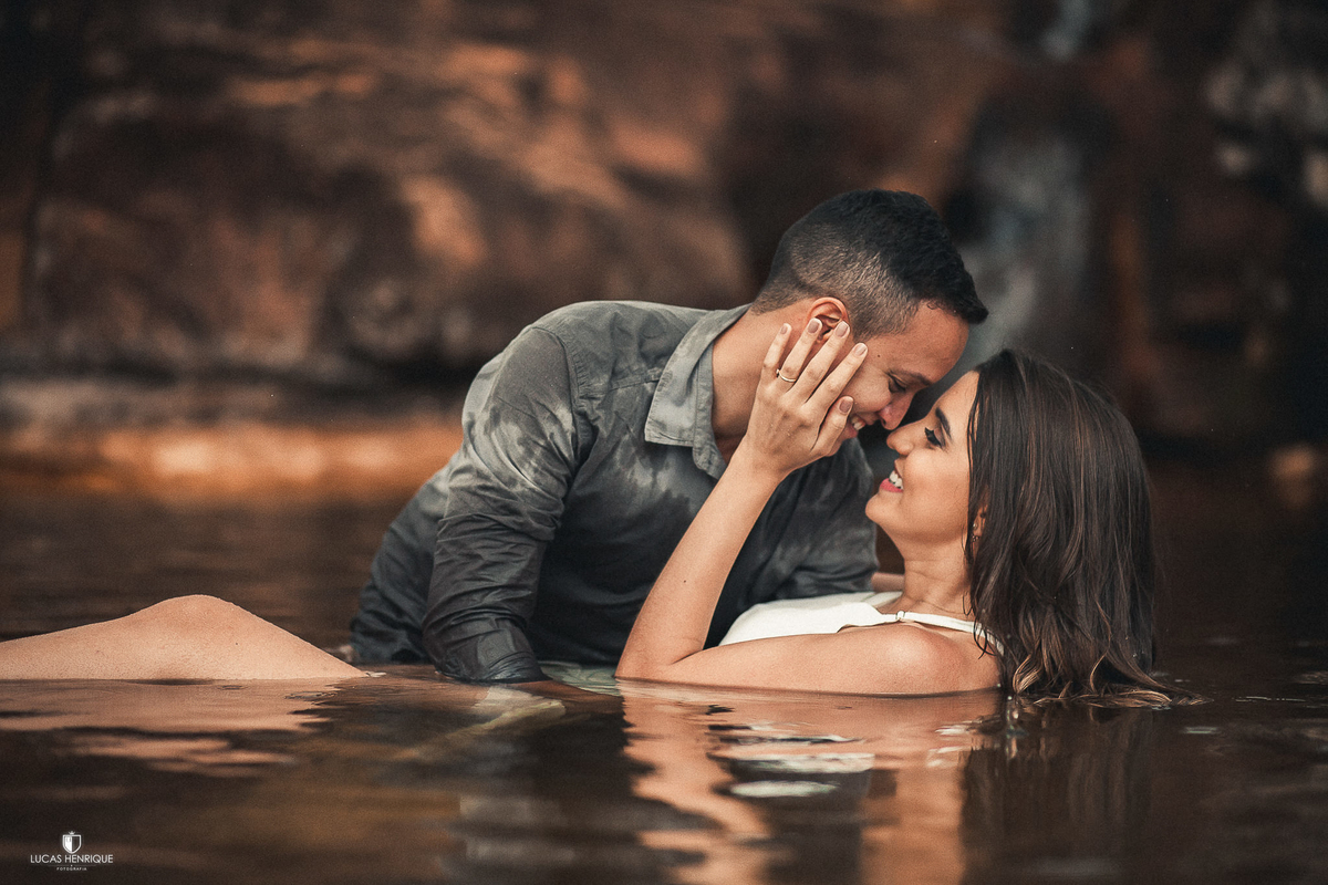 ensaio pré casamento na cachoeira dos cristais em diamantina  - ensaio pré casamento na cachoeira dos cristais em diamantina  - MG, casal brincando na agua