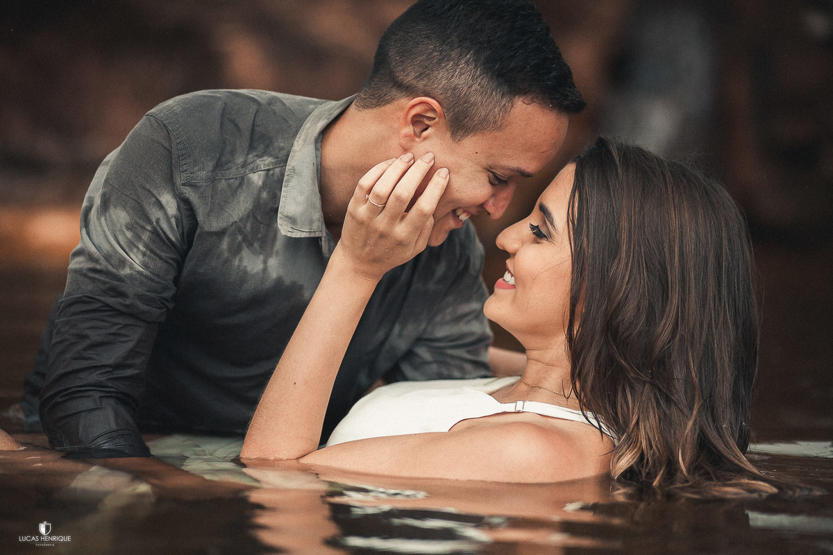 ensaio pré casamento na cachoeira dos cristais em diamantina  - MG, casal brincando na agua