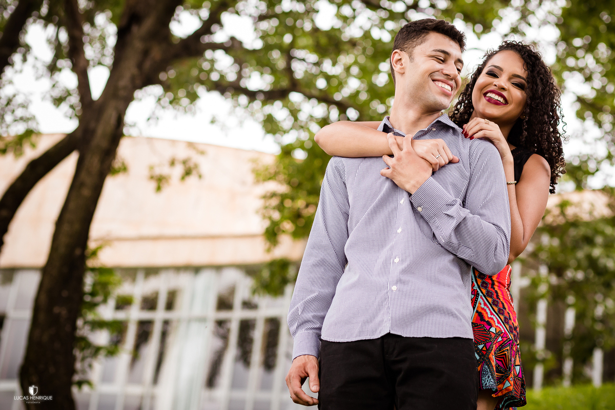 ensaio fotografico de casal no museu de arte da pampulha