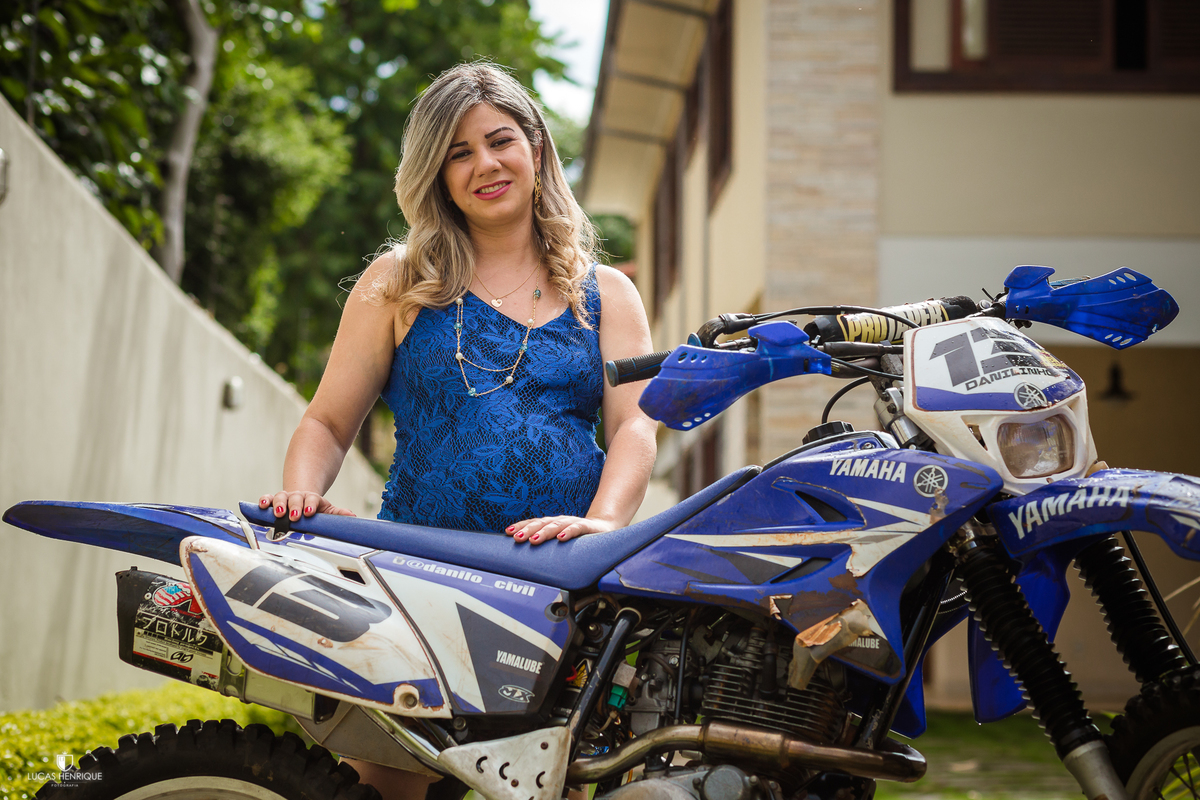 ensaio gestante com moto de trilha