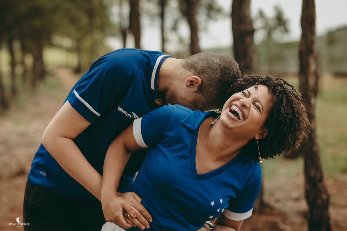 fotos de casal na linha de trem com camisa de time