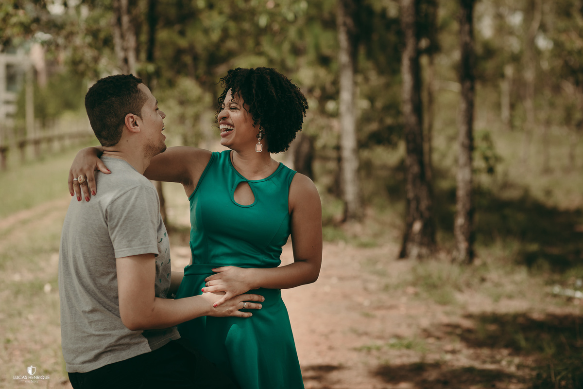 fotos de casal na linha de trem com camisa de time