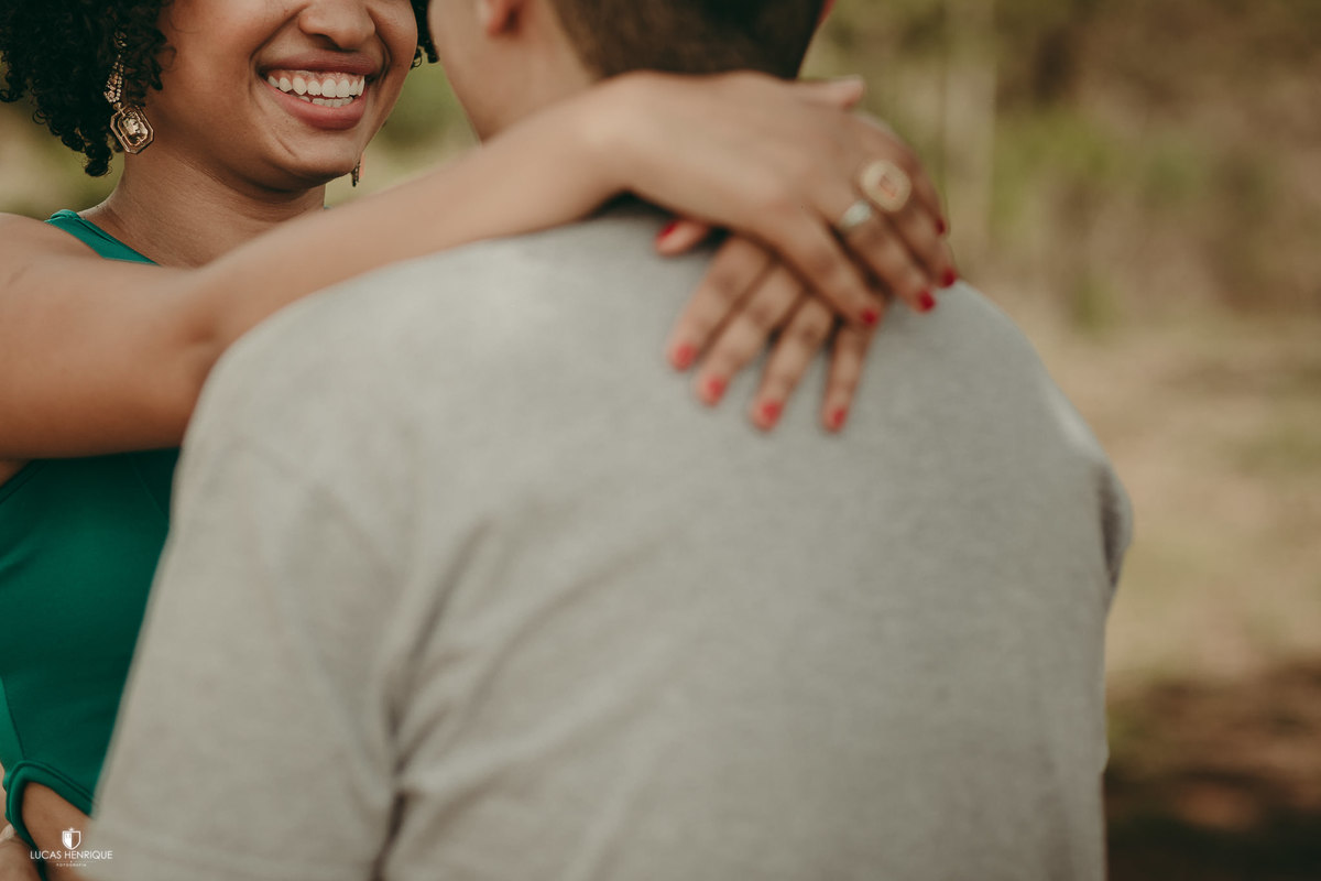 fotos de casal na linha de trem com camisa de time