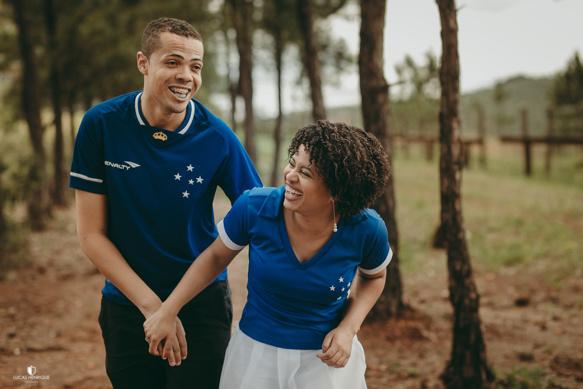 fotos de casal na linha de trem com camisa de time