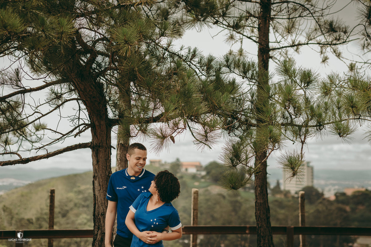 fotos de casal na linha de trem com camisa de time