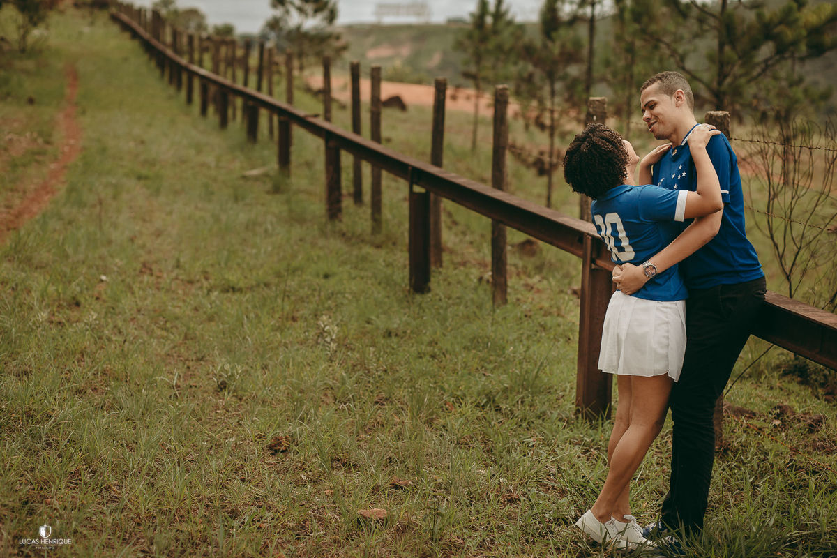 fotos de casal na linha de trem com camisa de time