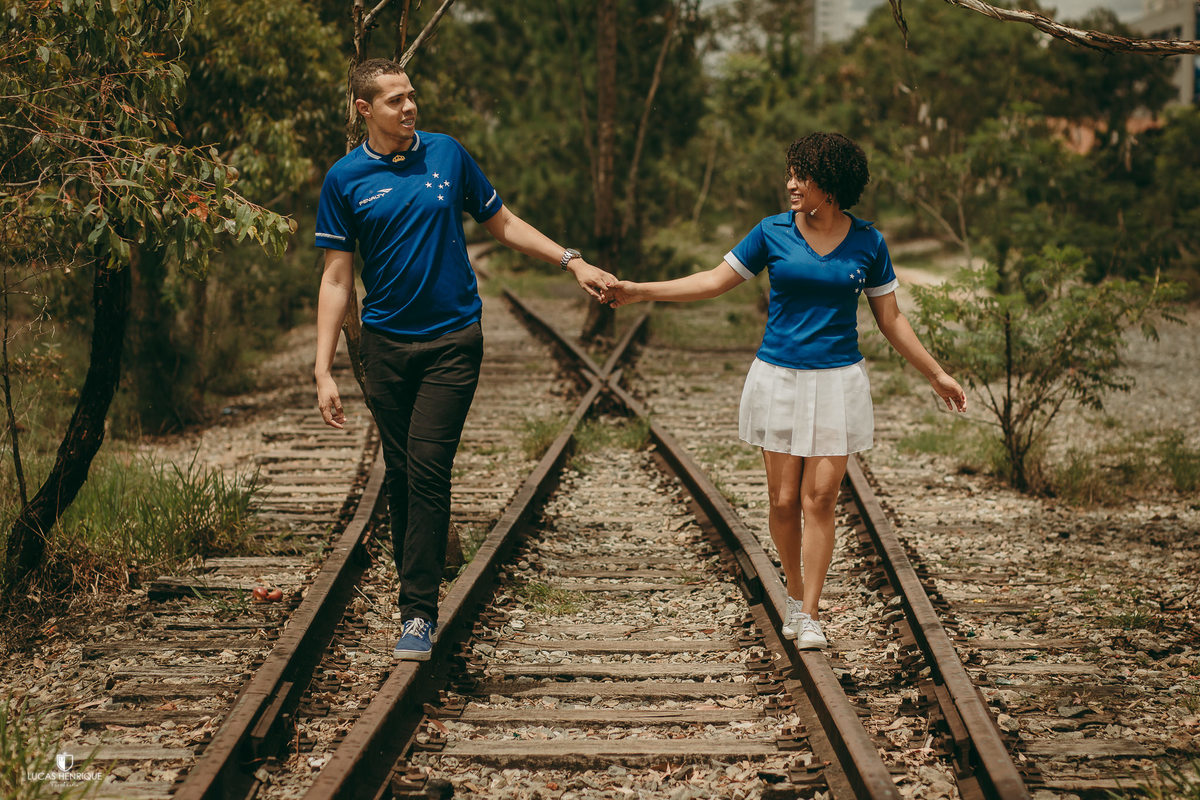 fotos de casal na linha de trem com camisa de time