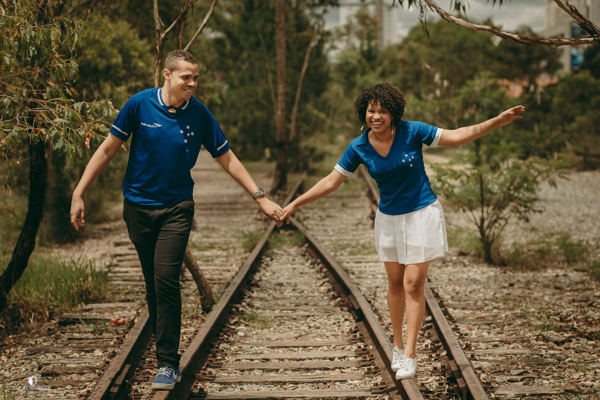 fotos de casal na linha de trem com camisa de time