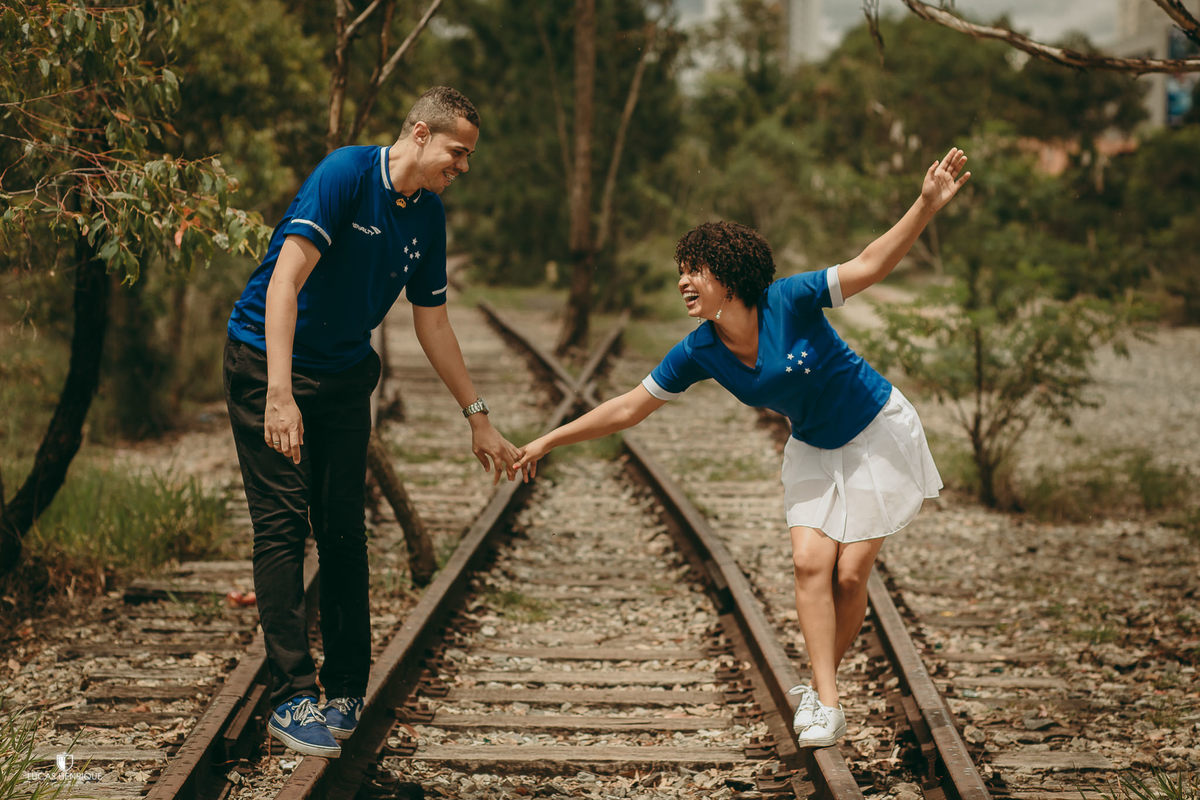 fotos de casal na linha de trem com camisa de time