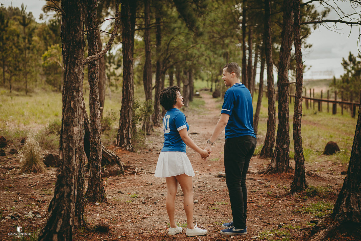 fotos de casal na linha de trem com camisa de time