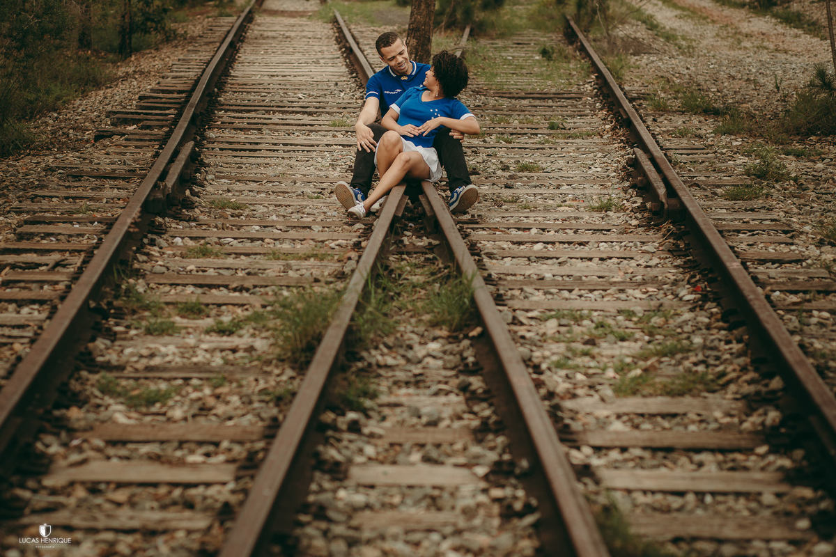 fotos de casal na linha de trem com camisa de time
