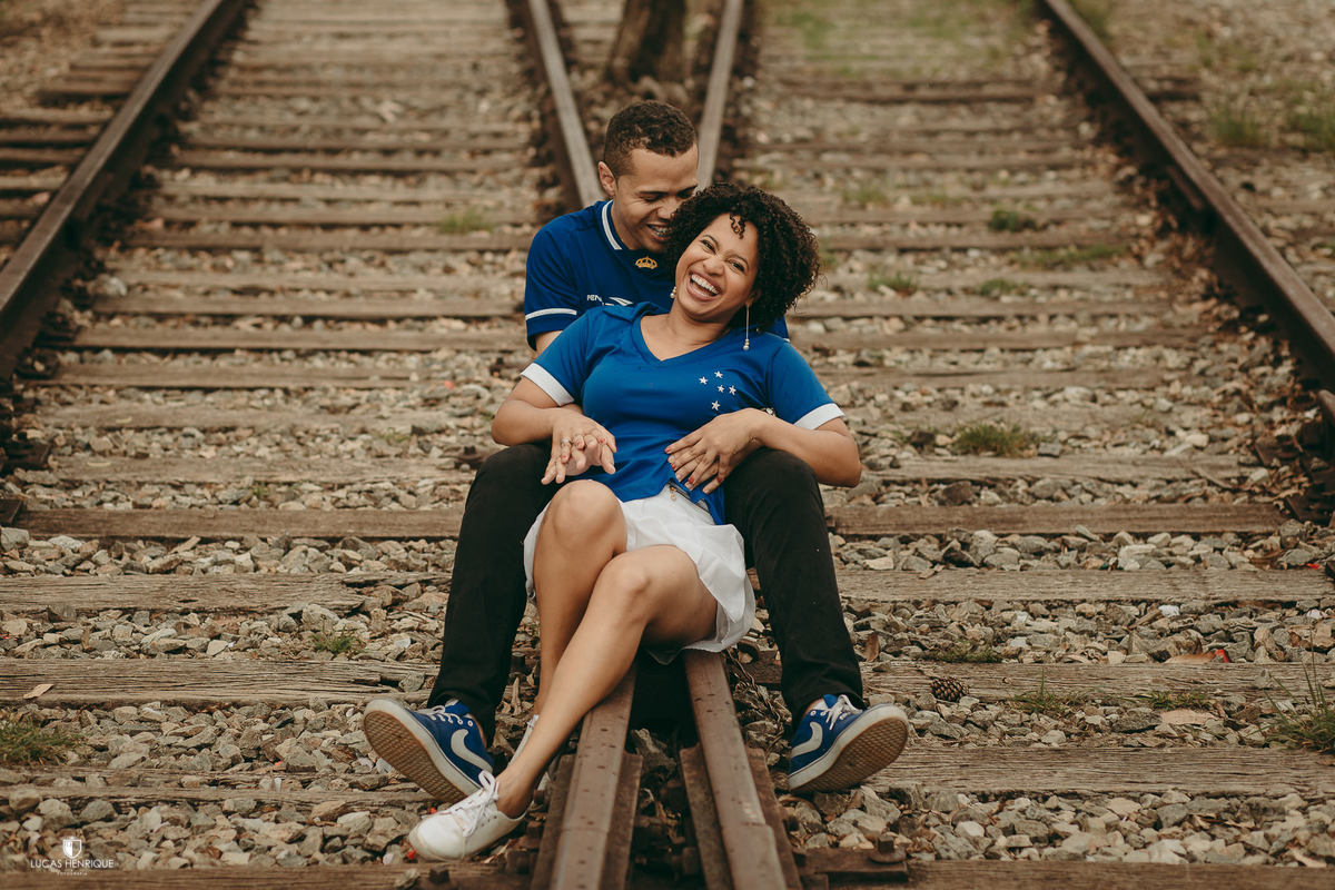 fotos de casal na linha de trem com camisa de time