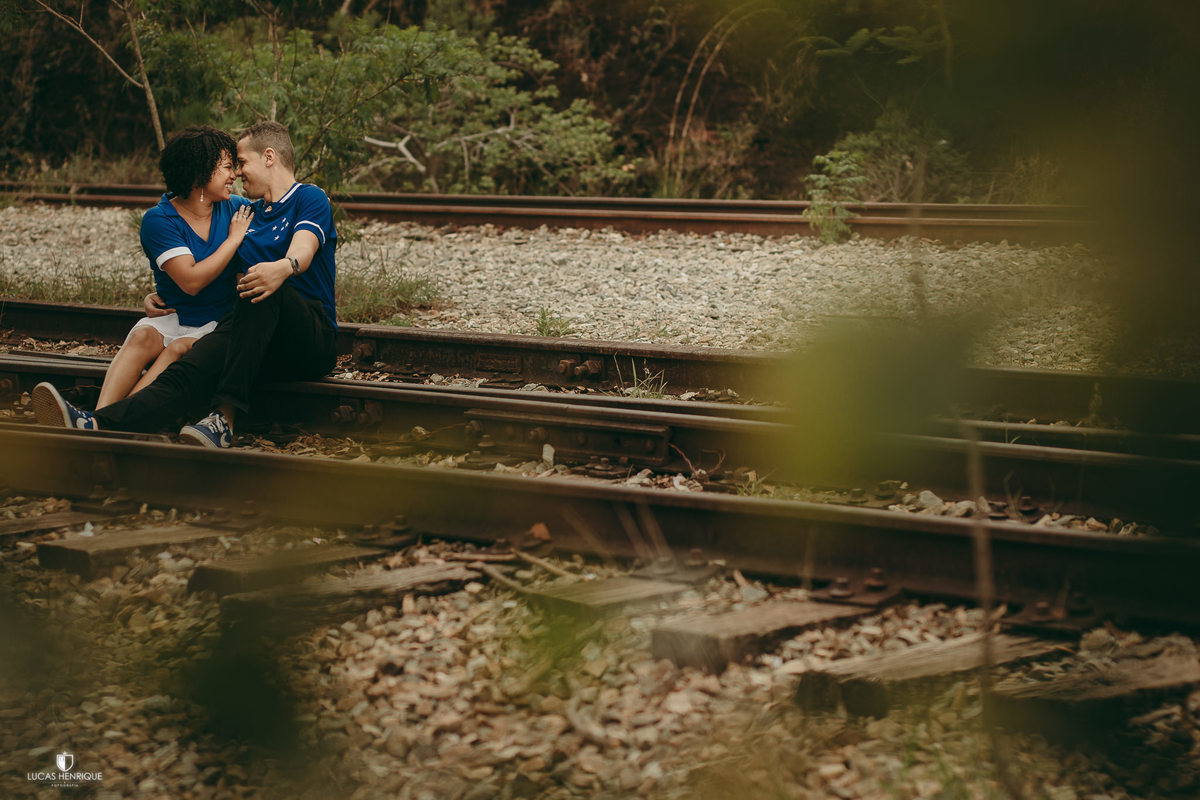 fotos de casal na linha de trem com camisa de time