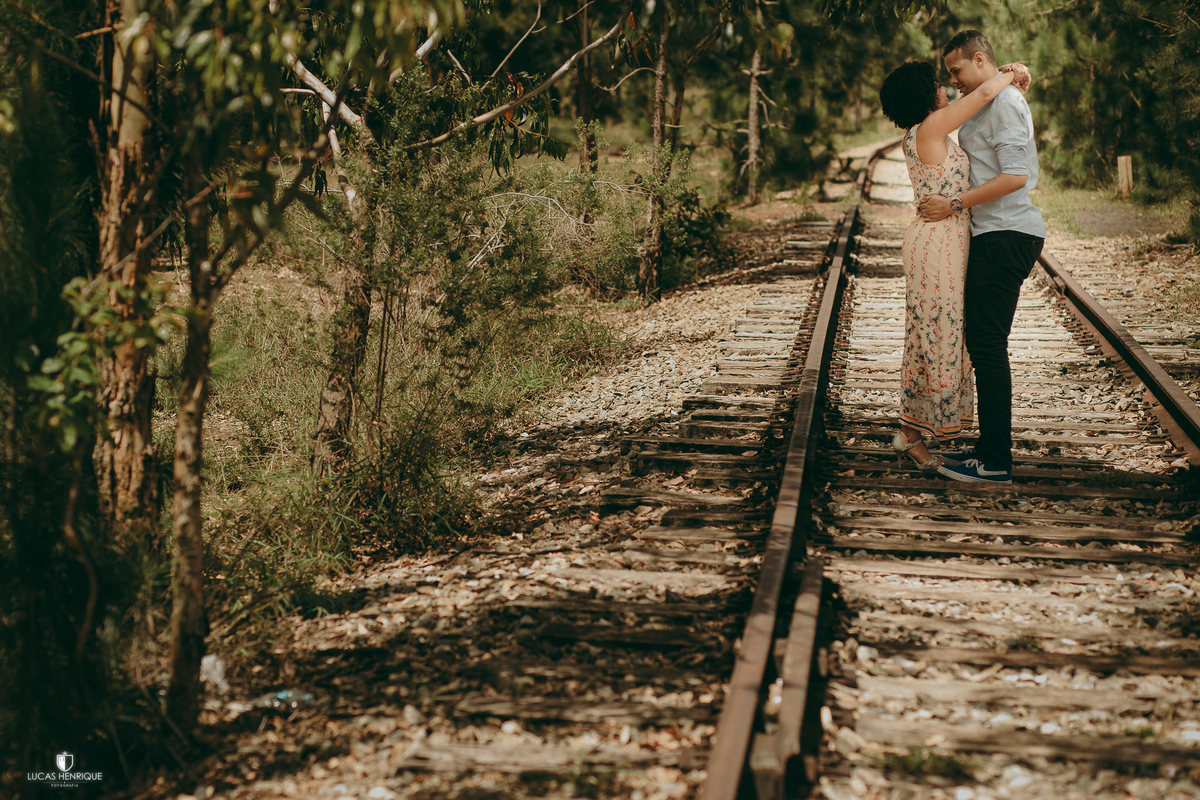 fotos de casal na linha de trem com camisa de time