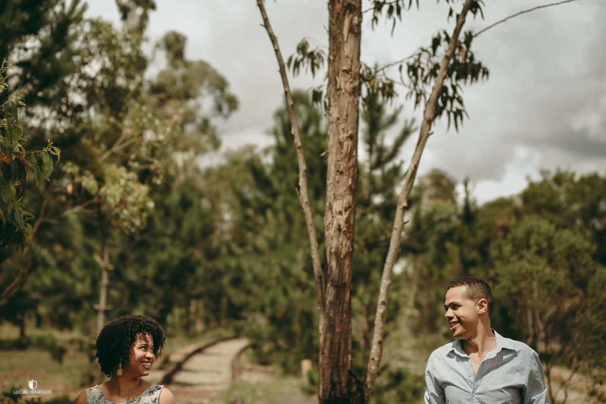 fotos de casal na linha de trem com camisa de time