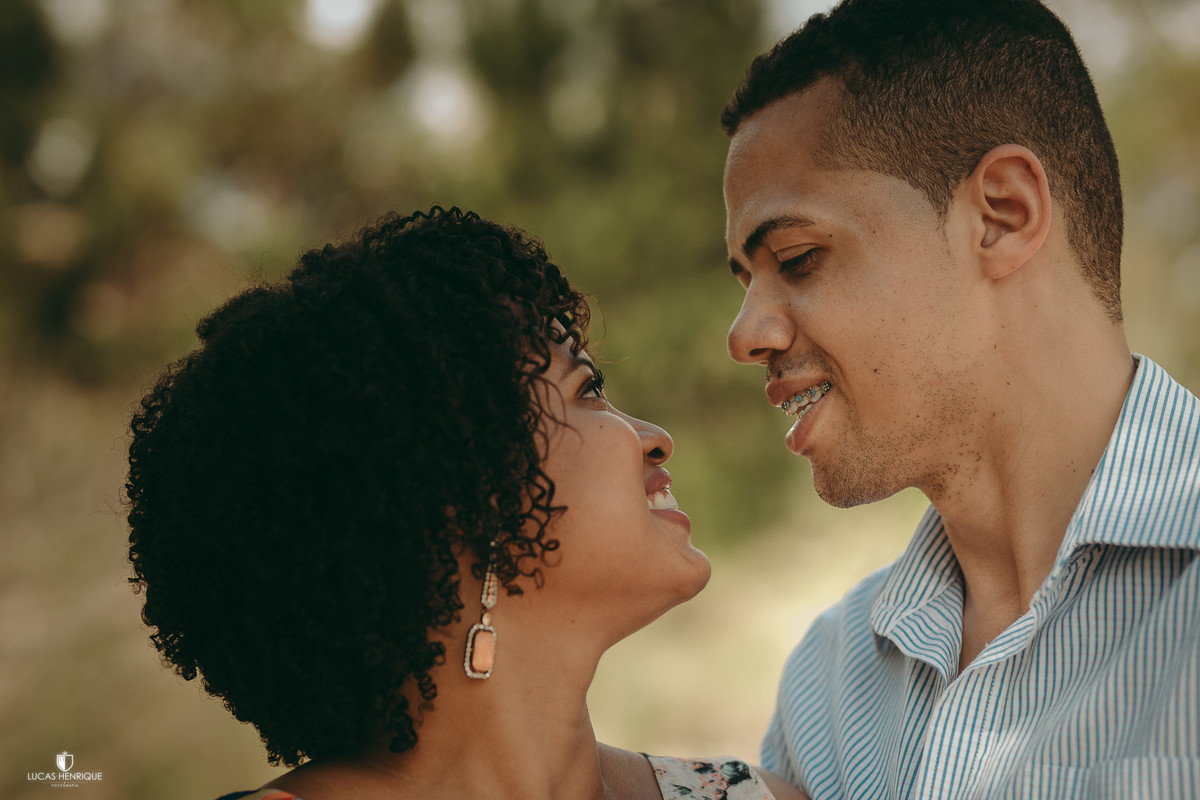 fotos de casal na linha de trem com camisa de time