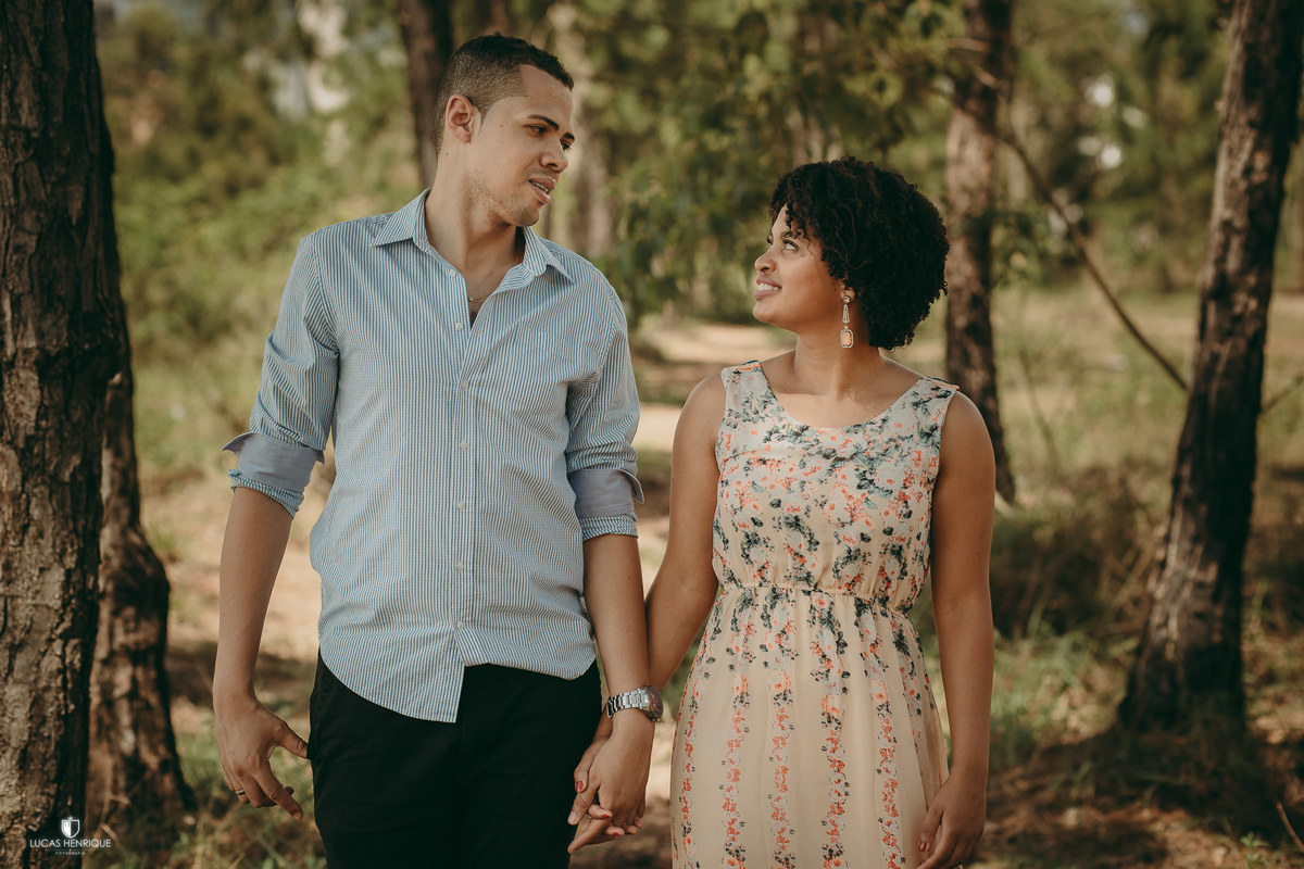 fotos de casal na linha de trem com camisa de time
