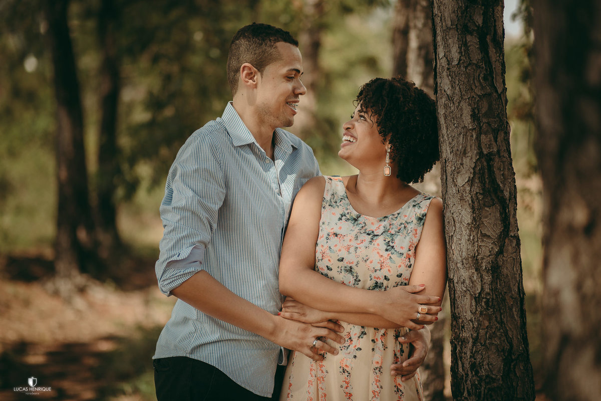 fotos de casal na linha de trem com camisa de time