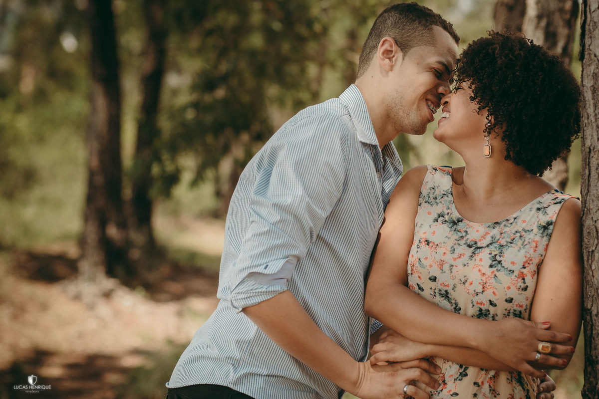 fotos de casal na linha de trem com camisa de time