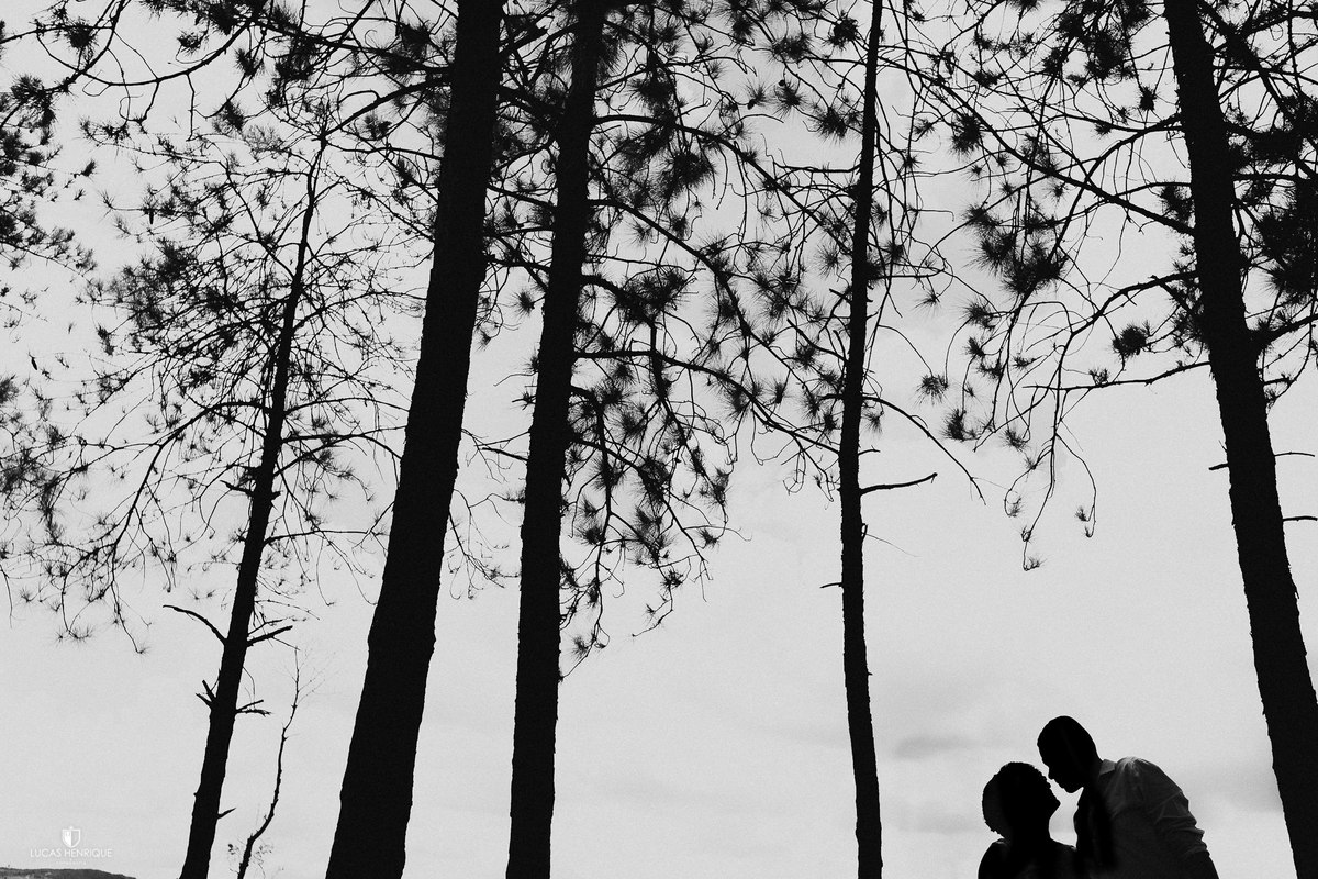 fotos de casal na linha de trem com camisa de time