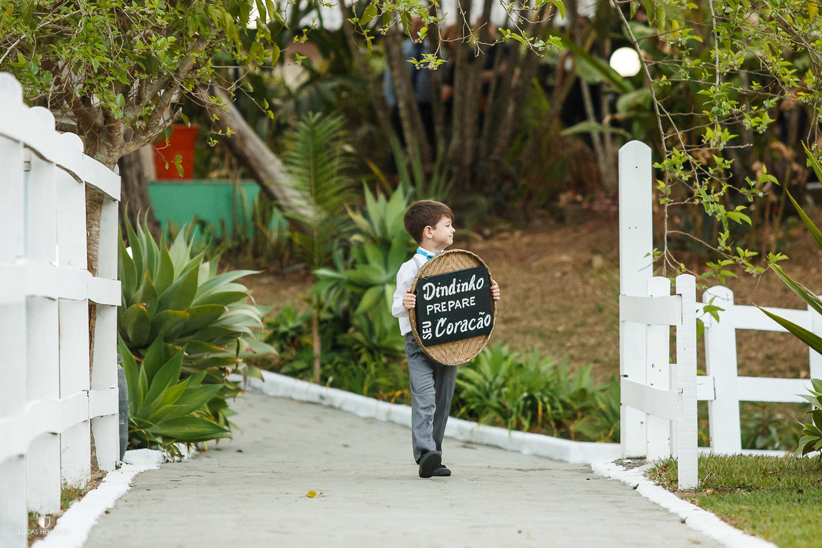 Casamento de dia em esmeraldas, entrada do noivinho