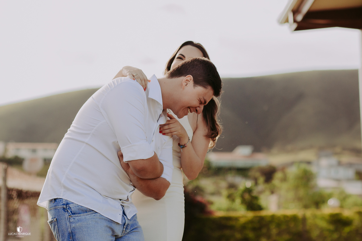 FOTO DOS NOIVOS SE DIVERTINDO EM ENSAIO PRE CASAMENTO