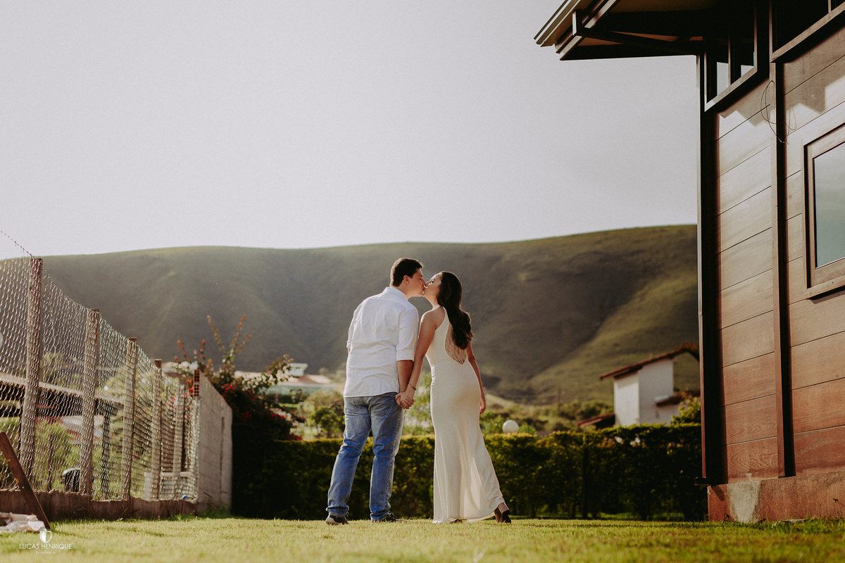 FOTO DOS NOIVOS DE COSTAS COM VISTA PARA O TOPO DO MUNDO