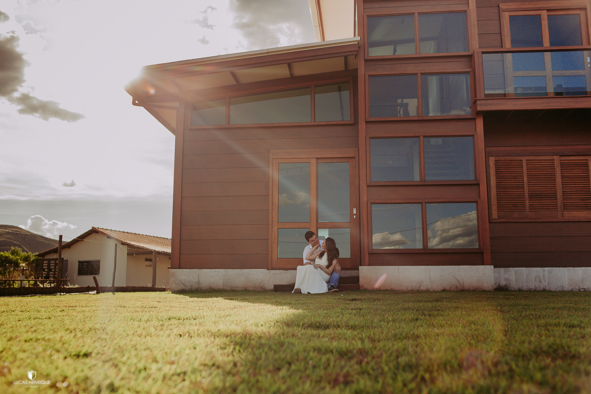 FOTO DOS NOIVOS DE MÃOS DADAS NA PORTA DE MADEIRA