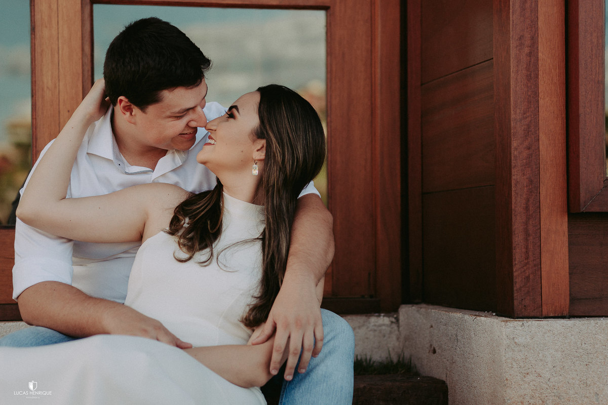 FOTOS DE CASAL EM PORTA DE VIDRO COM MADEIRA