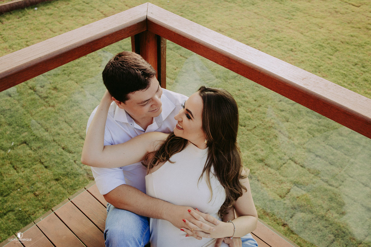 FOTO DOS NOIVOS SENTADOS NA VARANDA DE CASA