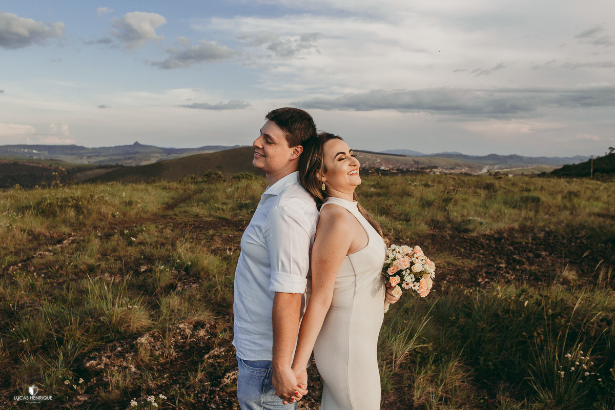 FOTO NOIVOS DE COSTAS NO TOPO DO MUNDO
