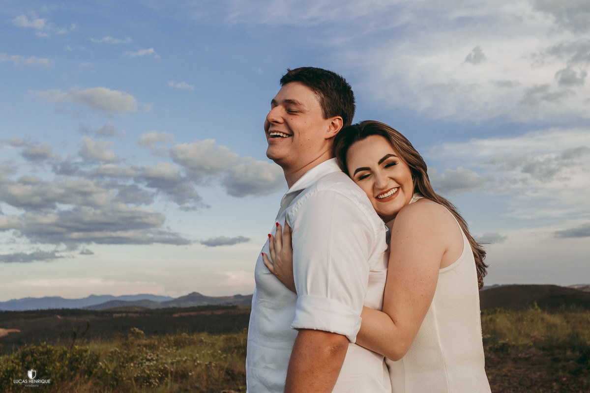 FOTOS NOIVA ABRAÇANDO O NOIVO DE COSTAS NO TOPO DO MUNDO