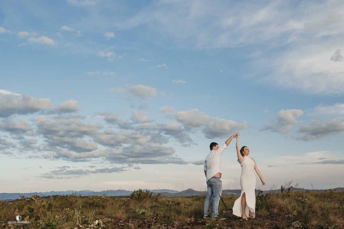 NOIVOS DANÇANDO NO ENSAIO PRE WEDDING NO TOPO DO MUNDO COM CEU AZUL