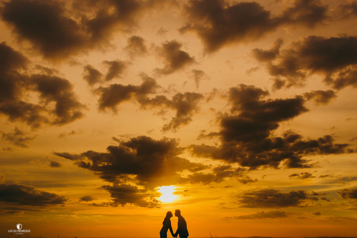 FOTOS DE SILHUETA EM ENSAIO PRE WEDDING NO TOPO DO MUNDO