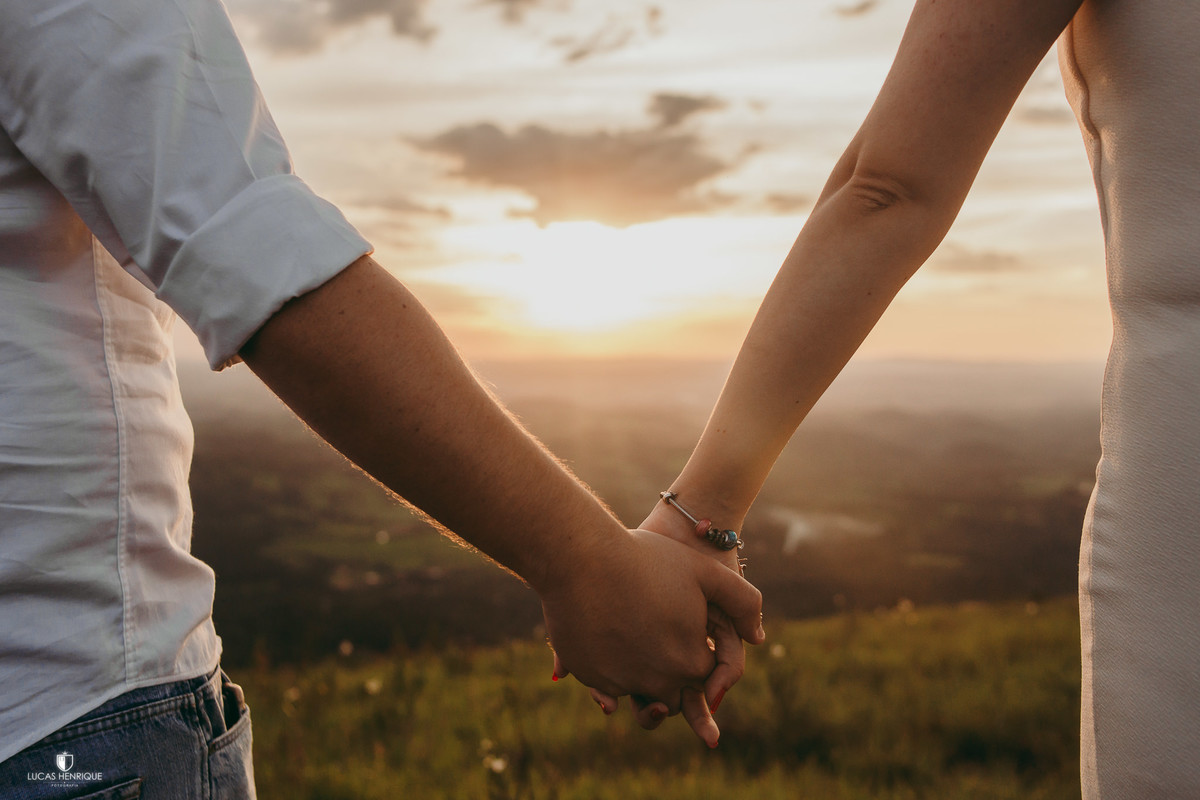 FOTOS DE CASAL COM MÃOS DADAS NO POR DO SOL