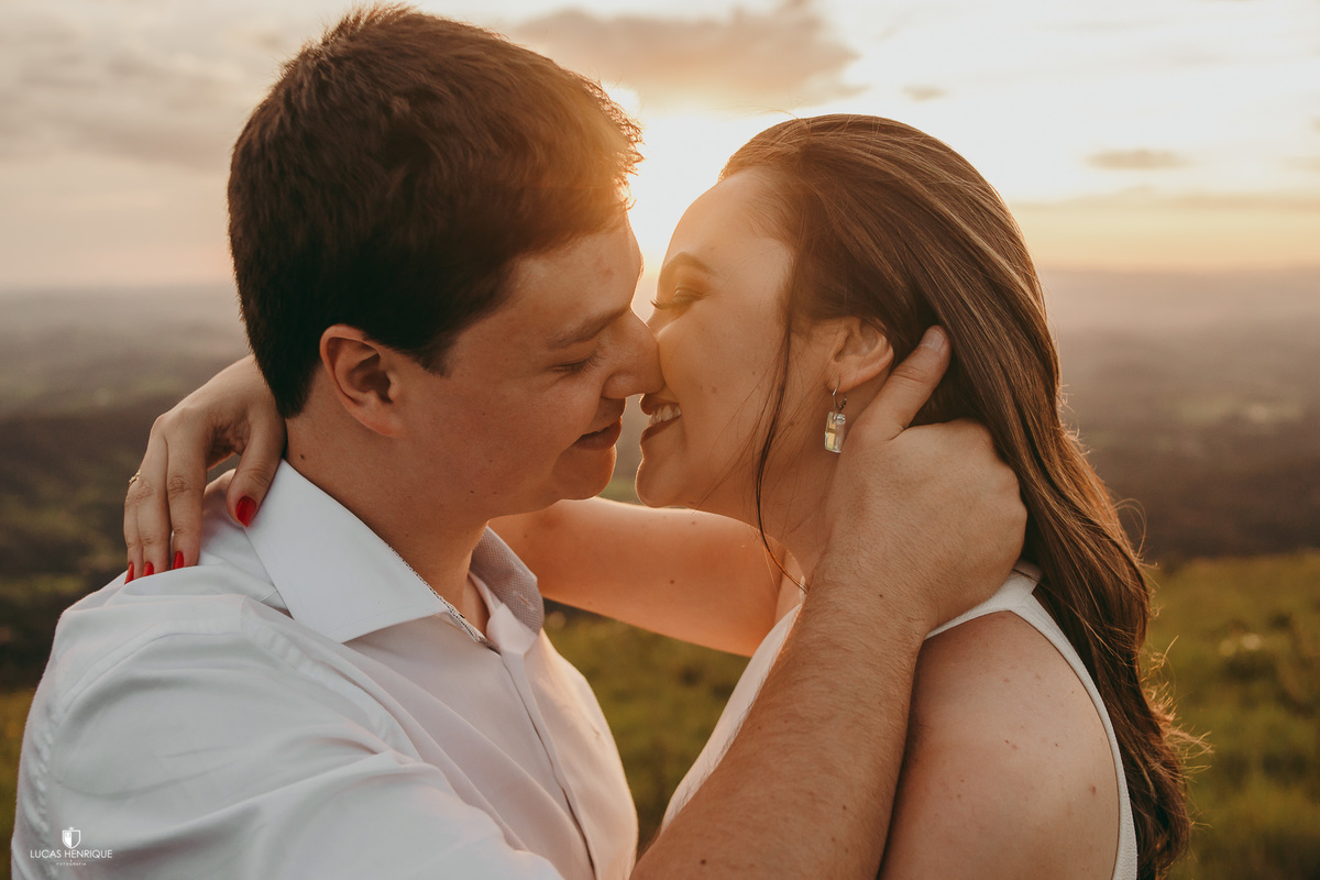 ENSAIO PRE WEDDING EXTERNO COM POR DO SOL NA SERRA