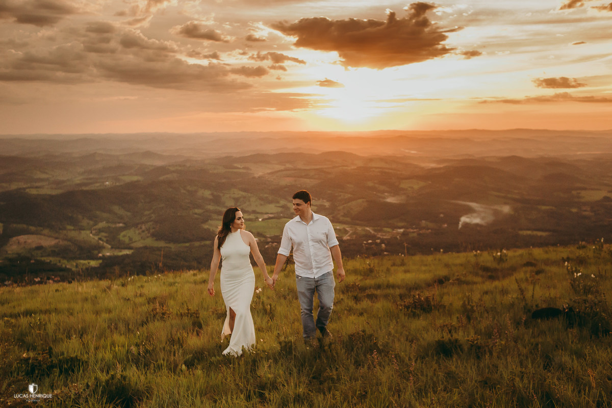CASAL ANDANDO DE MÃOS DADAS NA SERRA DA MOEDA