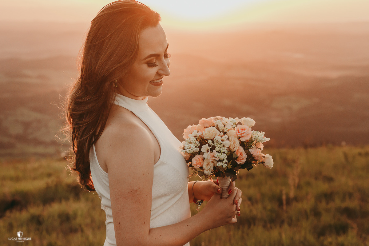 FOTOS DA NOIVA COM BOUQUE NO TOPO DO MUNDO