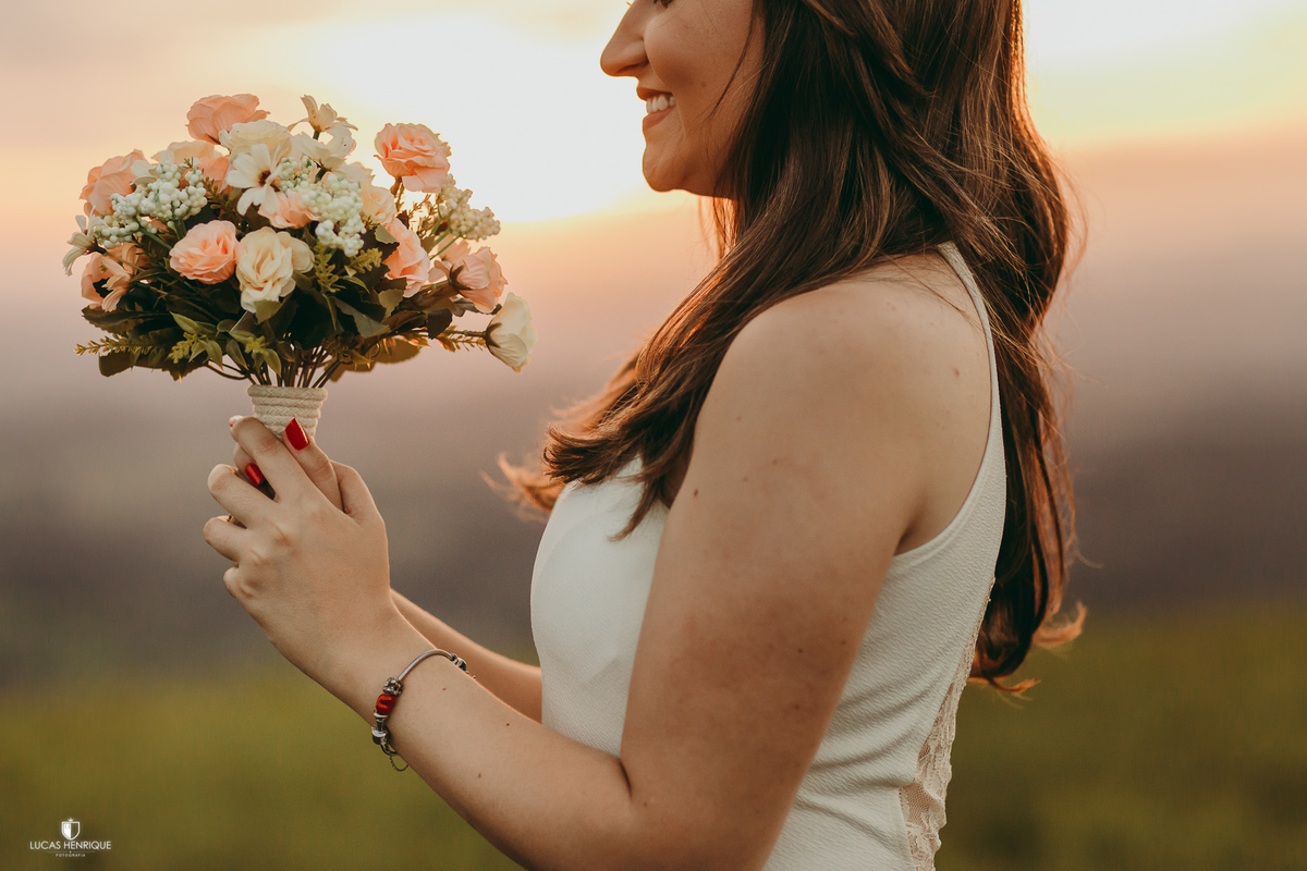FOTOS DA NOIVA COM BOUQUE NO TOPO DO MUNDO COM POR DO SOL