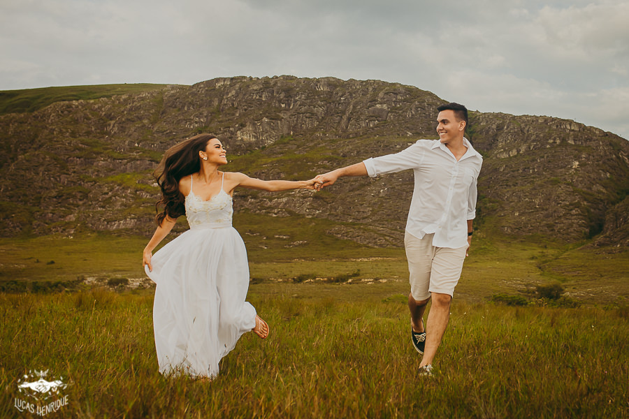 FOTO DE CASAL CORRENDO DE MÃOS DADAS