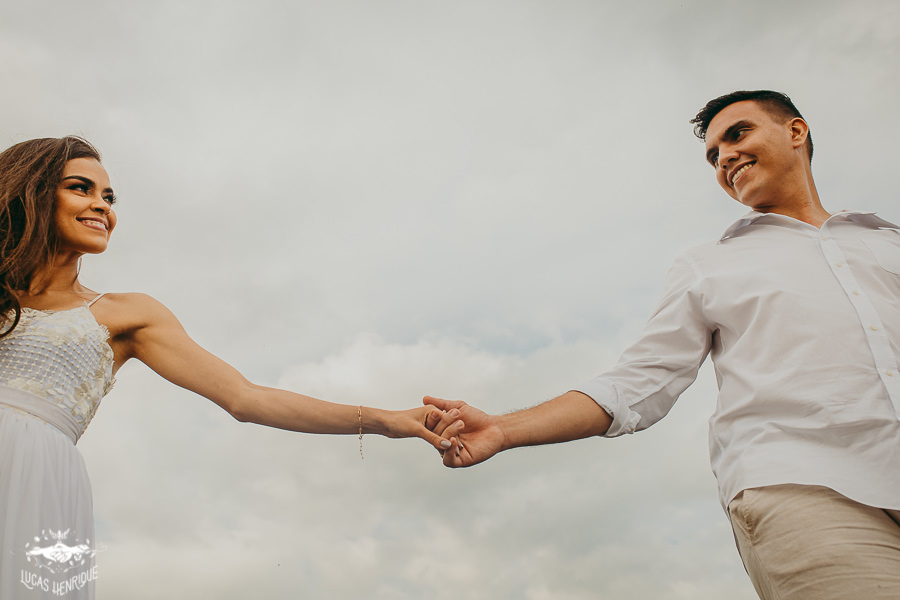 FOTO DE CASAL CORRENDO DE MÃOS DADAS