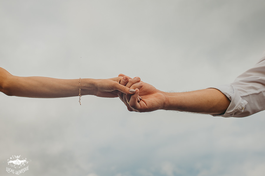 FOTO DE CASAL CORRENDO DE MÃOS DADAS