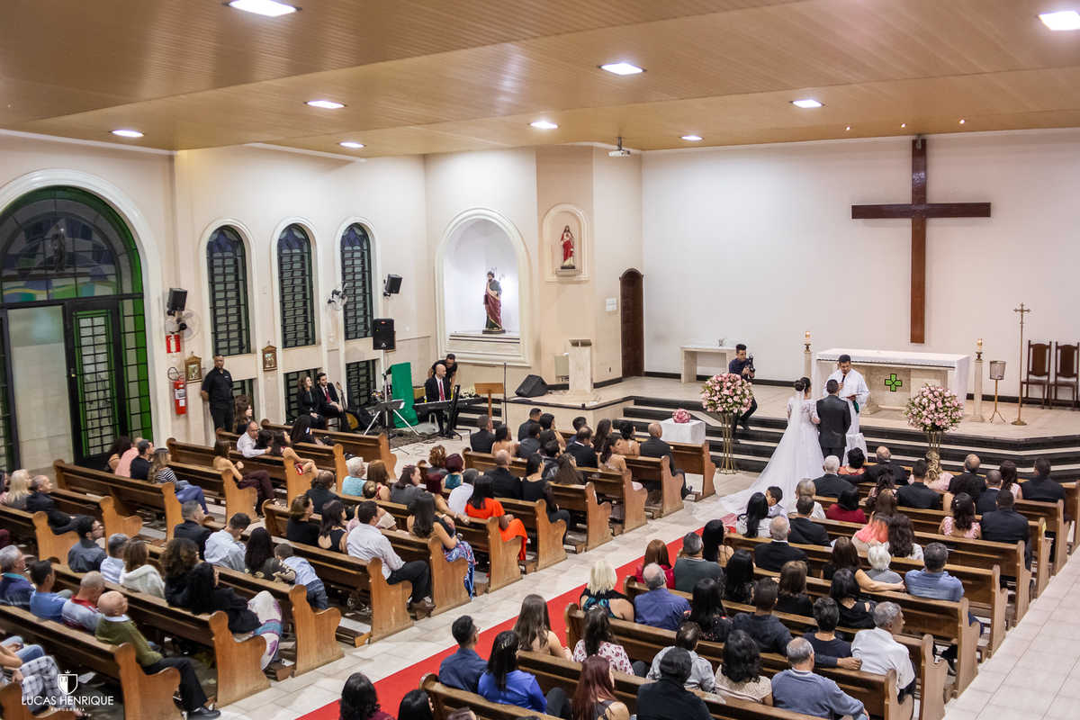 FOTOS DE NOIVA NO CARRO, NOIVA NA PORTA DA IGREJA, NOIVA ENTRANDO NA IGREJA