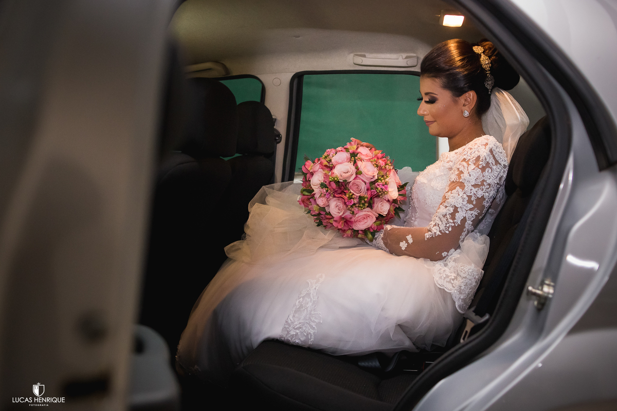 CASAMENTO, FOTOS DE NOIVA NO CARRO, NOIVA PRONTA PARA CASAMENTO
