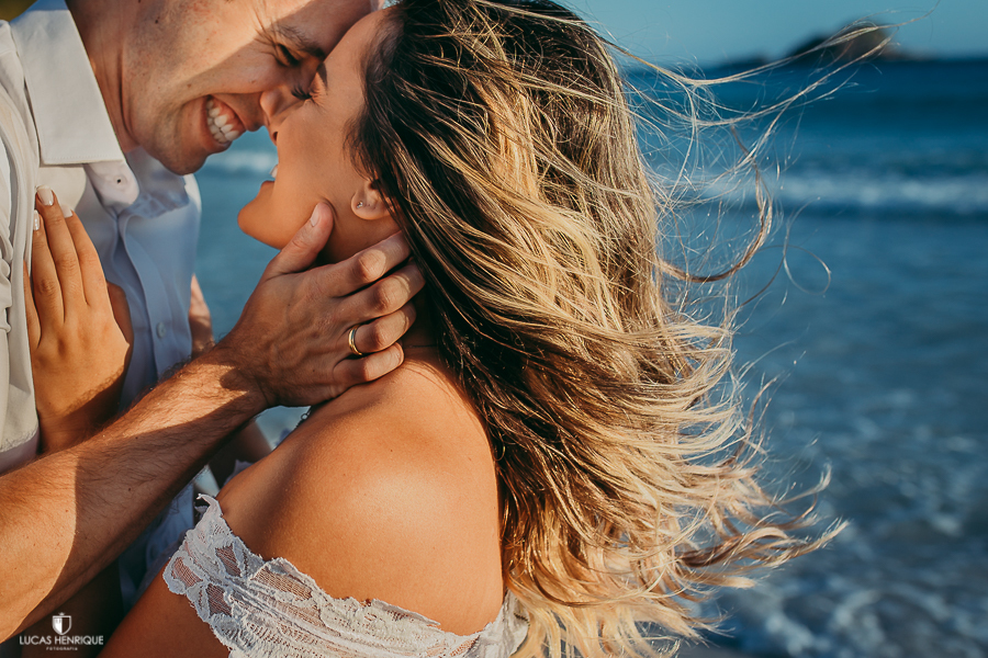 NOIVA COM CABELO VOANDO EM ENSAIO DE CASAL