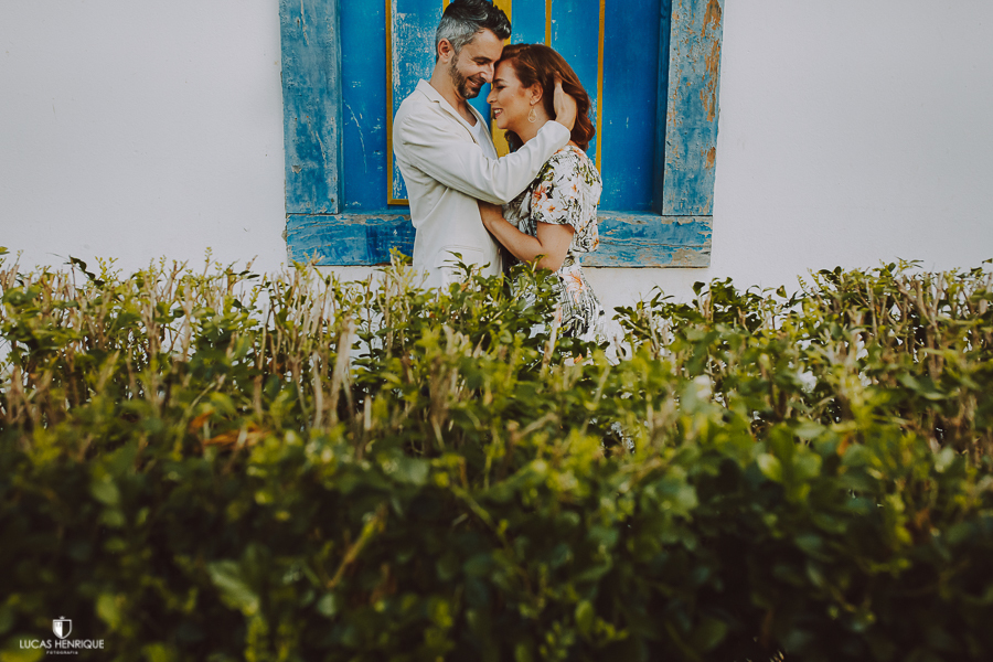 FOTOS DE CASAL EN JANELA ANTIGA